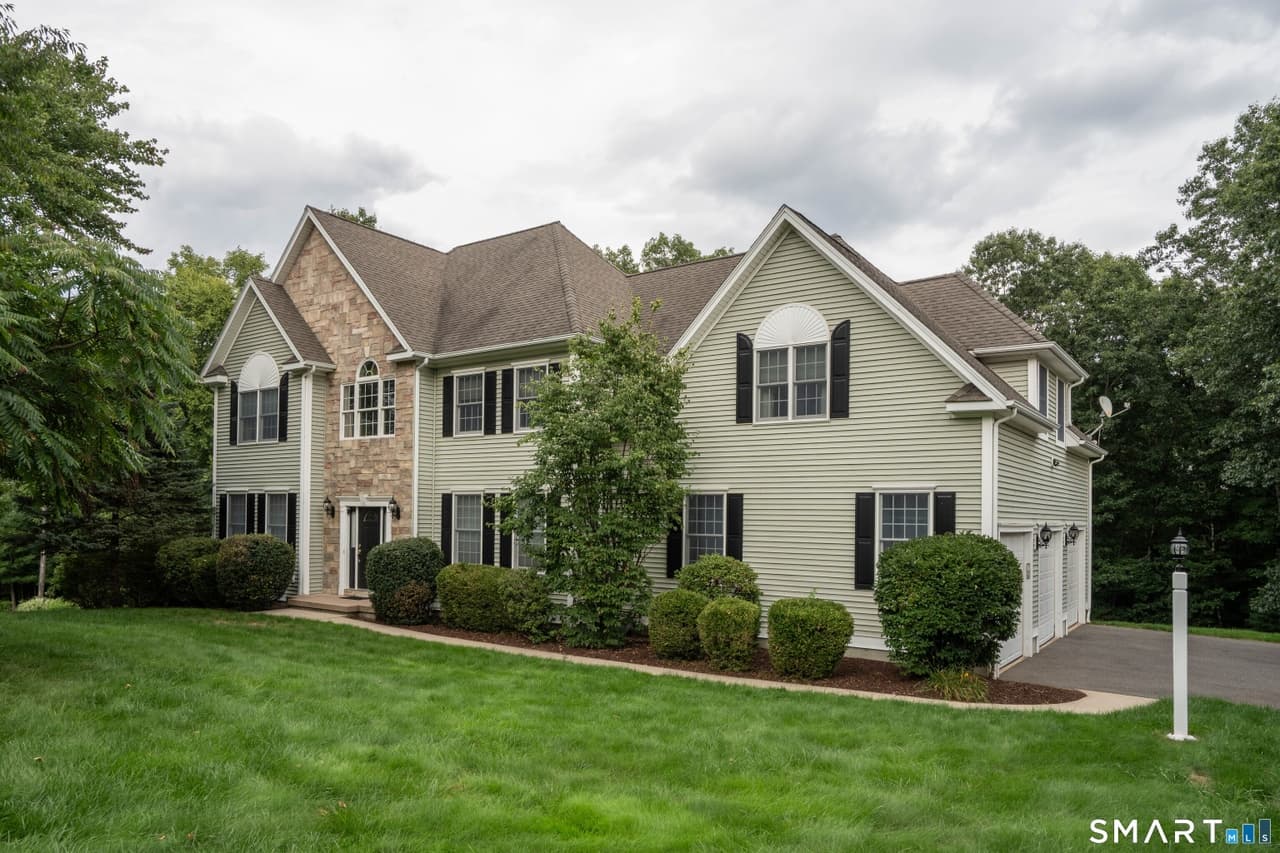16 Hendrickson Lane